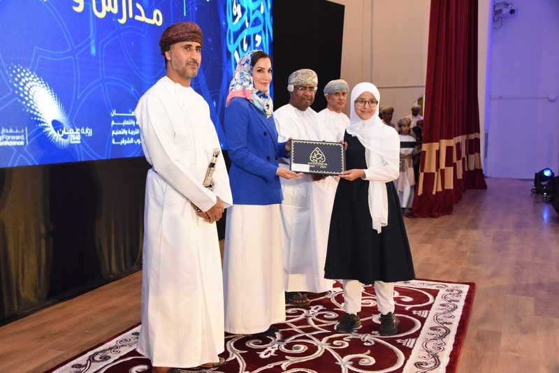 بدعم من شركة أوميفكو وللعام التاسع على التوالي صاحبة السمو السيدة الدكتورة منى بنت فهد بن محمود آل سعيد  ترعى الاحتفال بجائزة أوميفكو للإجادة العلمية بتعليمية جنوب الشرقية وتكرم 119 من الطلبة المجيدين دراسيا والمدارس المجيدة بالمحافظة 