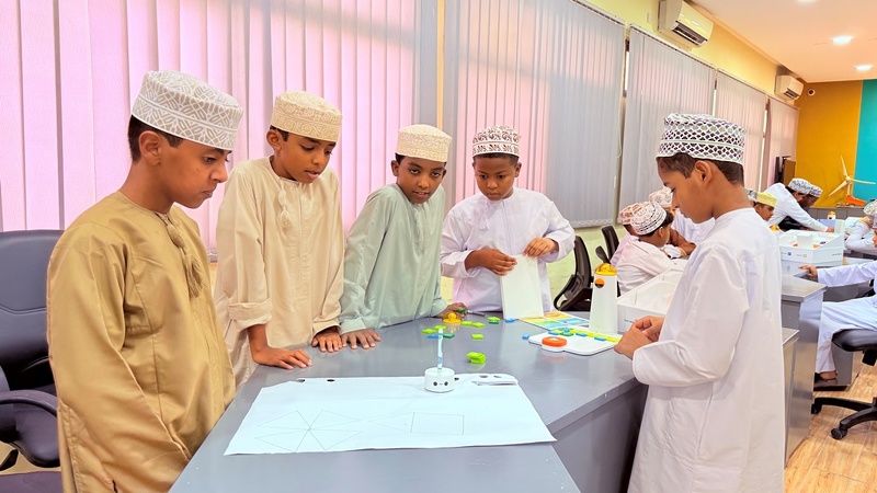 طلبة مركز المدرسة السعيدية بصلالة الصيفي يزور مركز الابتكار العلمي والروبوت  بتعليمية ظفار