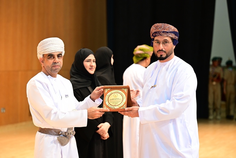 تعليمية ظفار تحتفي بتكريم الطلبة المجيدين في مسابقة القرآن الكريم
