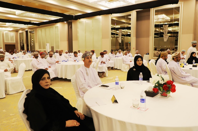 تعليمية ظفار تناقش مستجدات العملية التعليمية مع إدارات المدارس