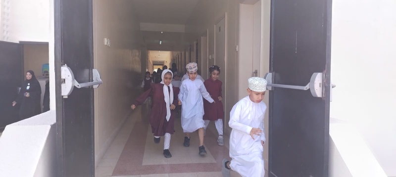 بهدف معرفة جاهزية المدراس للحالات الطارئة بتعليمية محافظة الظاهرة تنفيذ تمرين إخلاء بمدرسة طلائع العلم 
