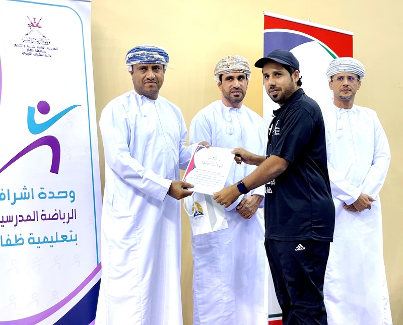 تعليمية ظفار تشهد تدشين مشروع تضمين لعبة كرة الطاولة في مناهج الرياضة المدرسية