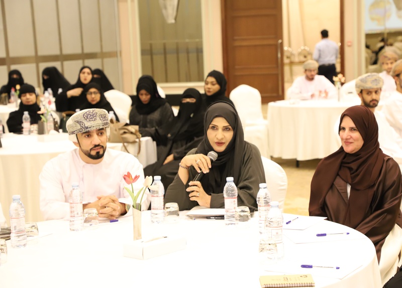 مناقشة جهود تطوير التعليم المدرسي الخاص بتعليمة ظفار