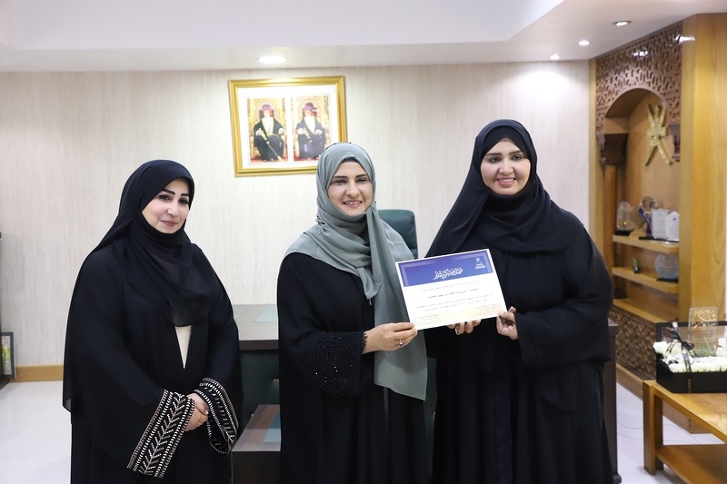 الدكتورة المكلفة بأعمال المدير العام تلتقي بأعضاء لجنة التقنيات الجغرافية الحديثة بمحافظة ظفار.