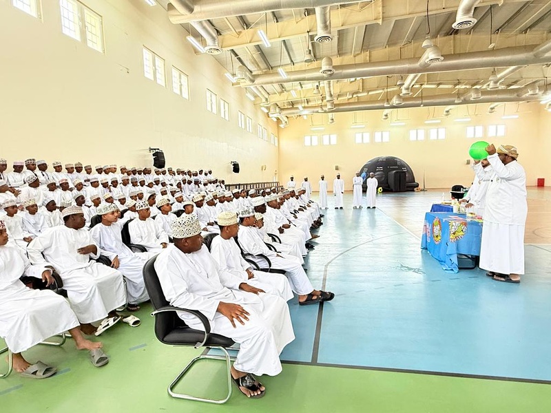 ختام فعاليات معرض القبة الفلكية المتنقلة بمدارس تعليمية ظفار