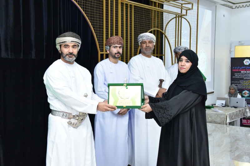 تكريم مدارس ولاية عبري الفائزة في مسابقة العمل لفريق عبري الخيري