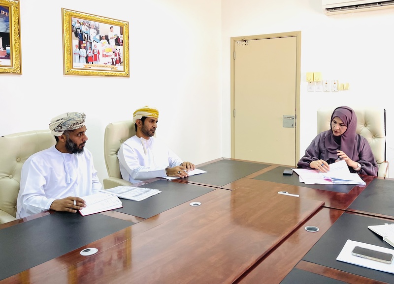 اجتماع اللجنة الفرعية لتطبيق الخطة التنفيذية لتحسين البيئة المدرسية في المدارس التي تعمل بنظام الفترتين بتعليمية ظفار