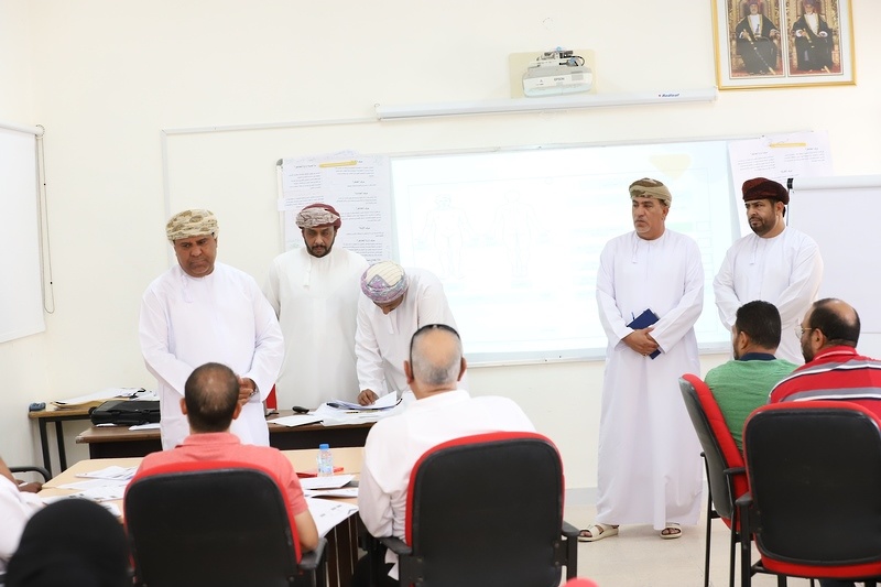 مستشار الوزيرة لشؤون أمن الوزارة يطلع على تنفيذ البرنامج التدريبي إدارة المخاطر والحالات الطارئة بتعليمية ظفار