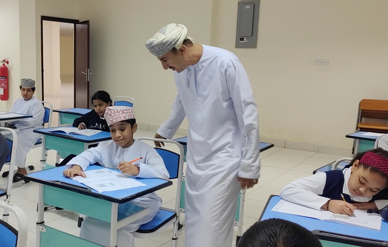 مدير عام تعليمية ظفار يزور الاختبارات الوطنية للصفوف المرحلية بتعليمية ظفار