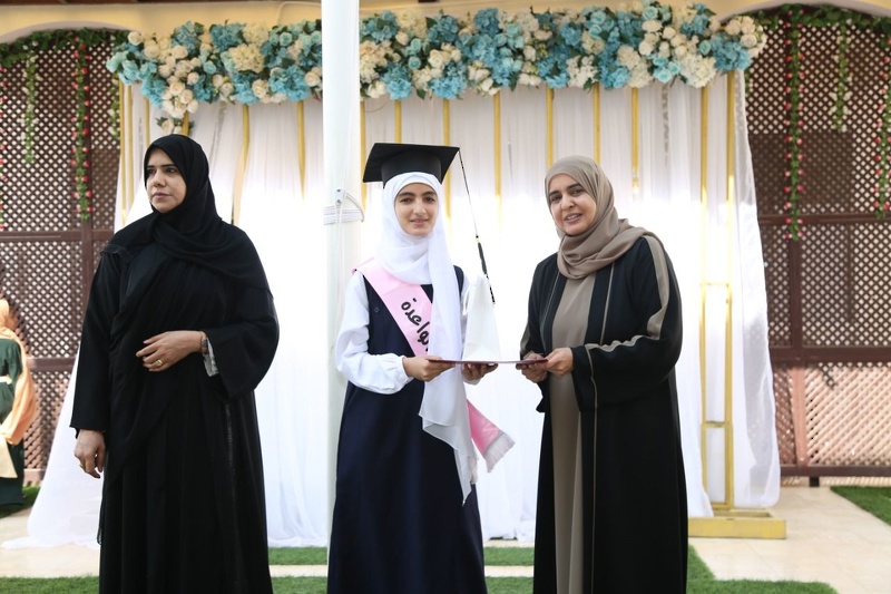 مدرسة عبري للتعليم الأساسي تكرم الطالبات المجيدات في التحصيل الدراسي  