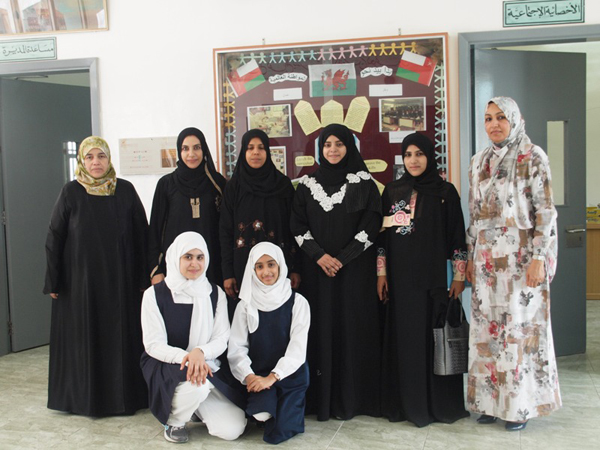 متابعة  برنامج الشراكة مع مدارس المملكة المتحدة  بتعليمية مسقط