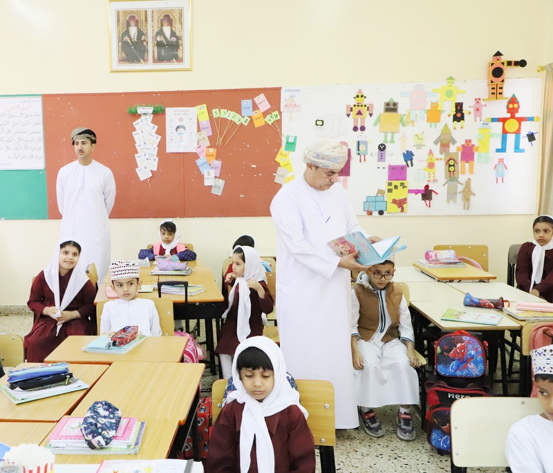 مستشار وزيرة التربية والتعليم لشؤون الإدارة التربوية يزور مدارس تعليمية ظفار
