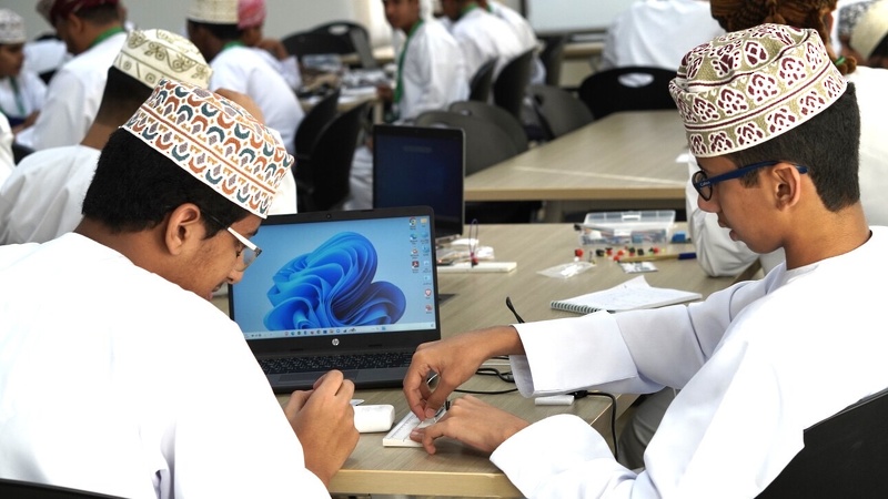 ختام الأسبوع الأول من معسكر انترنت الأشياء للتنمية المستدامة بتعليمية ظفار 