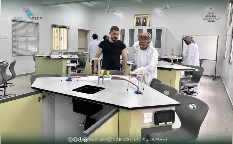 تعليمية ظفار تستلم مختبر العلوم بمدرسة شير للتعليم الأساسي للبنات بولاية صلالة