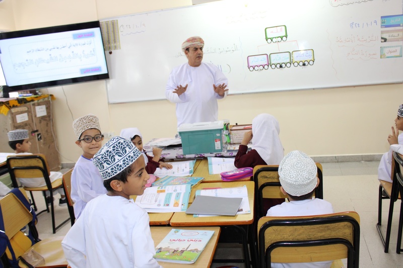 مستشار وزيرة التربية والتعليم يتفقد سير العملية التعليمية في مدارس تعليمية شمال الباطنة