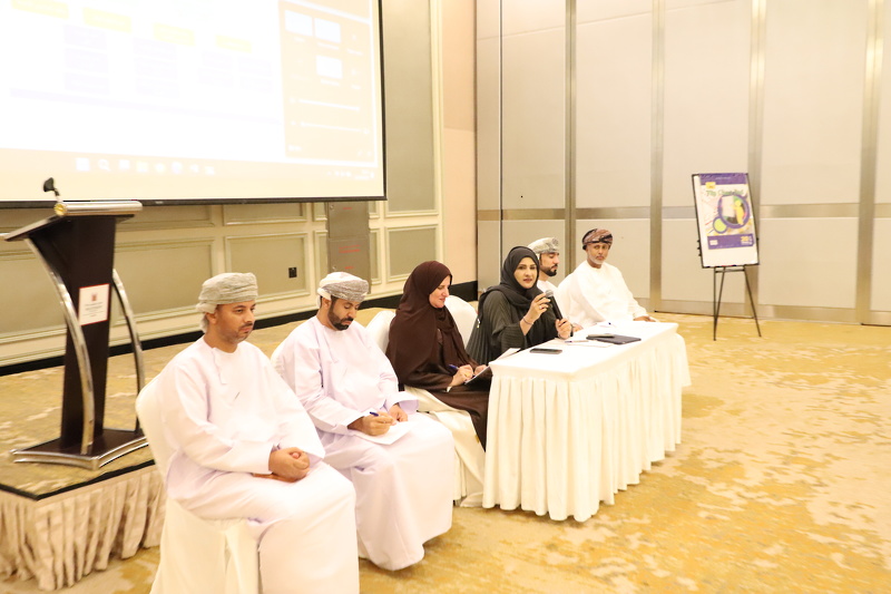 مناقشة جهود تطوير التعليم المدرسي الخاص بتعليمة ظفار