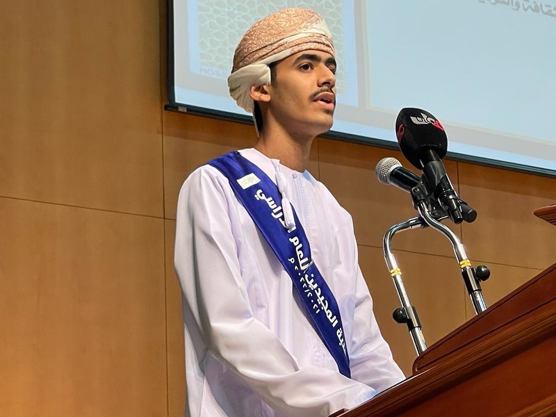 تعليمية ظفار تحتفل بتكريم الطلبة المجيدين في التحصيل الدراسي