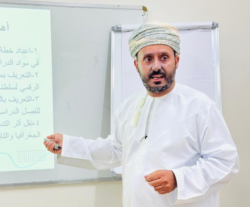 تنفيذ اللقاء التربوي الثاني لمادتي الجغرافيا والتاريخ بتعليمية ظفار