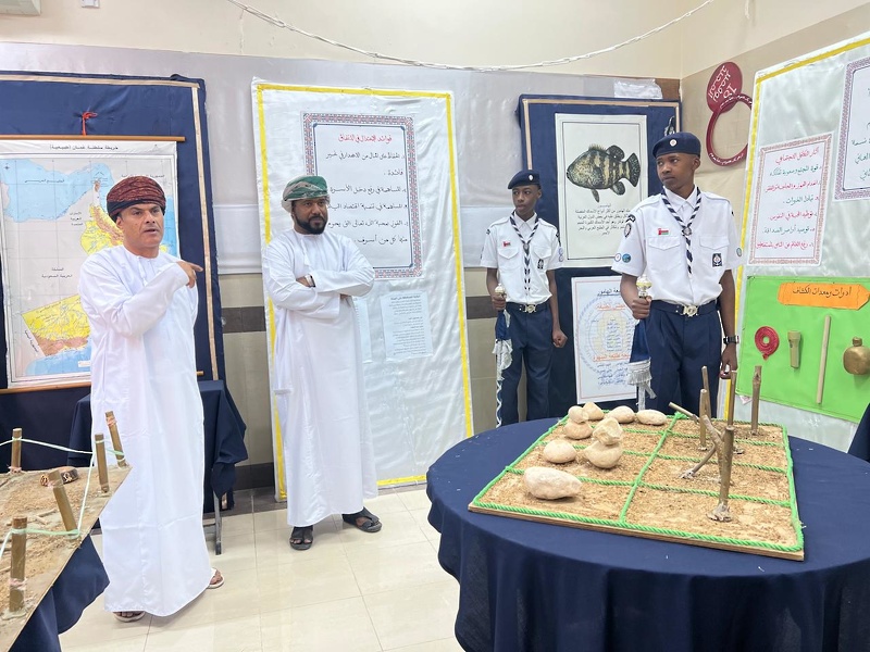 مدير عام المديرية العامة للكشافة والمرشدات يزور مدرسة السلطان قابوس بنين