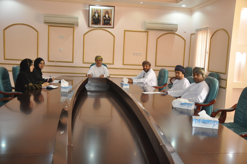 مناقشة استعدادات تعليمية محافظة الظاهرة لمعرض مزايا 