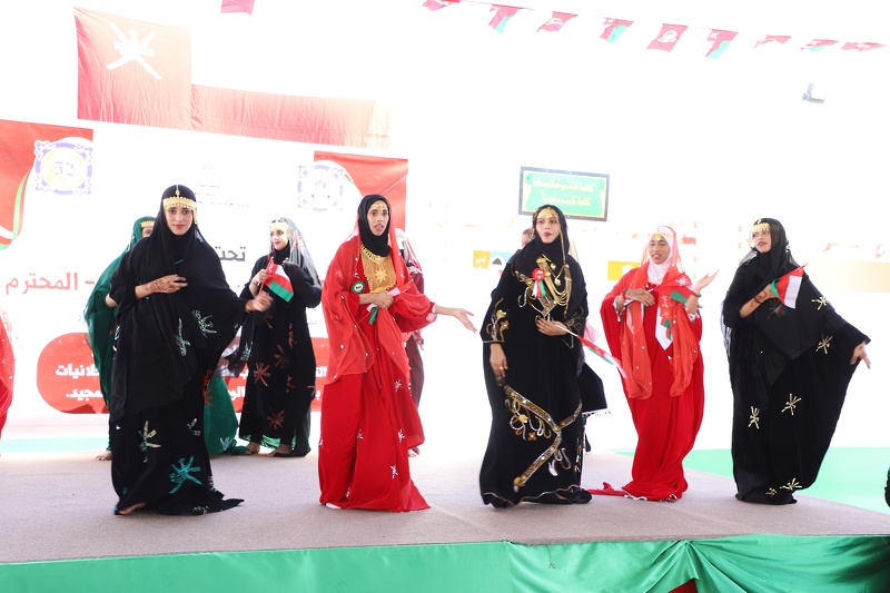 مدرسة الحلانيات للتعليم الأساسي تحتفل بالعيد الوطني ال 52 المجيد 