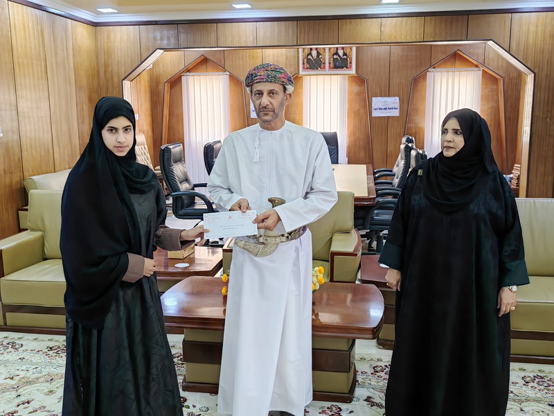 والي ثمريت يكرم أحدى الشركات الطلابية بمدارس الولاية .