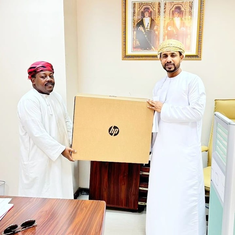 دائرتي الشؤون المالية وتقنية المعلومات تسلمان الدفعة الأولى من إحلال الحواسيب المكتبية لموظفي المديرية