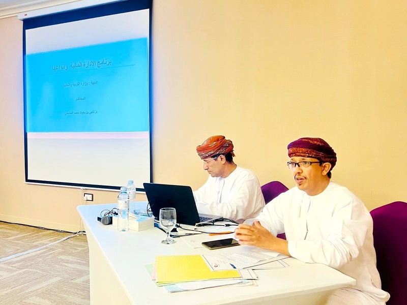تنفيذ برنامج تدريبي حول الإدارة المالية بتعليمية ظفار