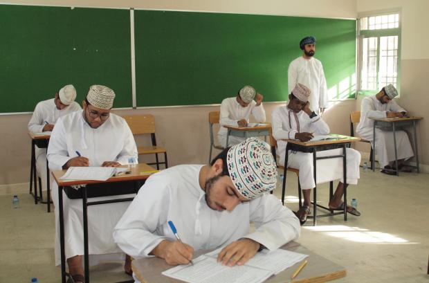 أكثر من 10 آلاف طالب وطالبة يؤدون امتحانات دبلوم التعليم العام في 48 مركزا بمسقط 