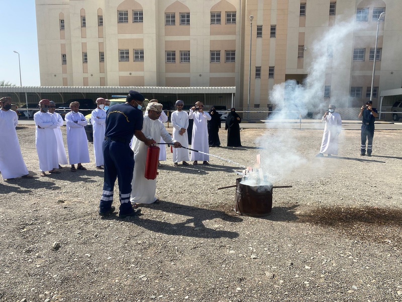 تنظيم حلقة عمل تدريبية حول طرق استخدام طفايات الحريق للموظفين بتعليمية محافظة الظاهرة 