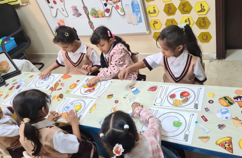 برامج تبادل الزيارات لتبادل الخبرات المهنية بين المعلمات بتعليمية ظفار