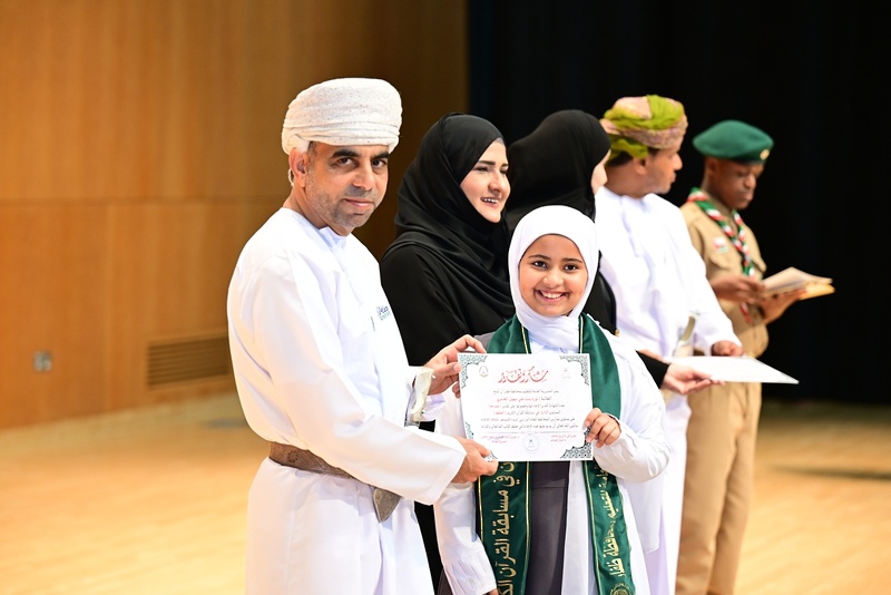 تعليمية ظفار تحتفي بتكريم الطلبة المجيدين في مسابقة القرآن الكريم