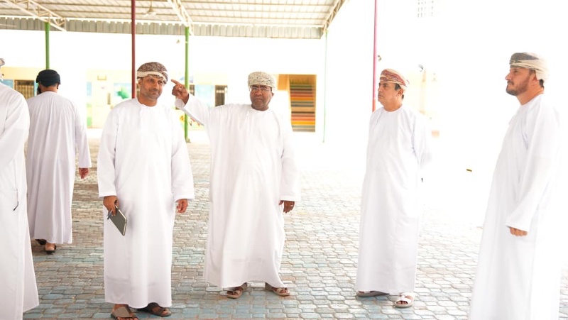 مستشار الوزيرة لشؤون الإدارة التربوية يتفقد مدارس محافظة جنوب الشرقية المتأثرة بمنخفض 