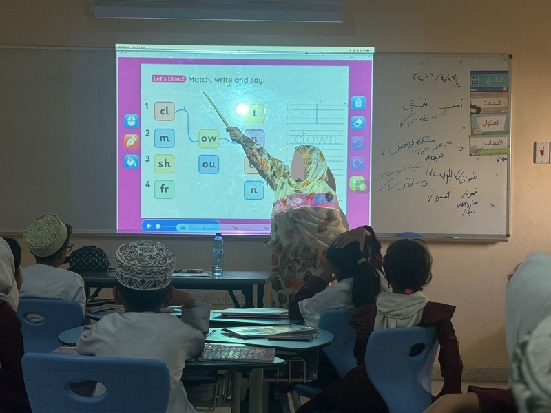 دائرة تطوير الأداء المدرسي تستهل برنامج زياراتها الميدانية بمتابعة توظيف الكتب الرقمية في الغرف الصفية