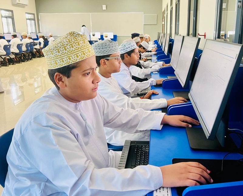 انطلاق التطبيق الفعلي للاختبارات الوطنية بمدارس تعليمية ظفار