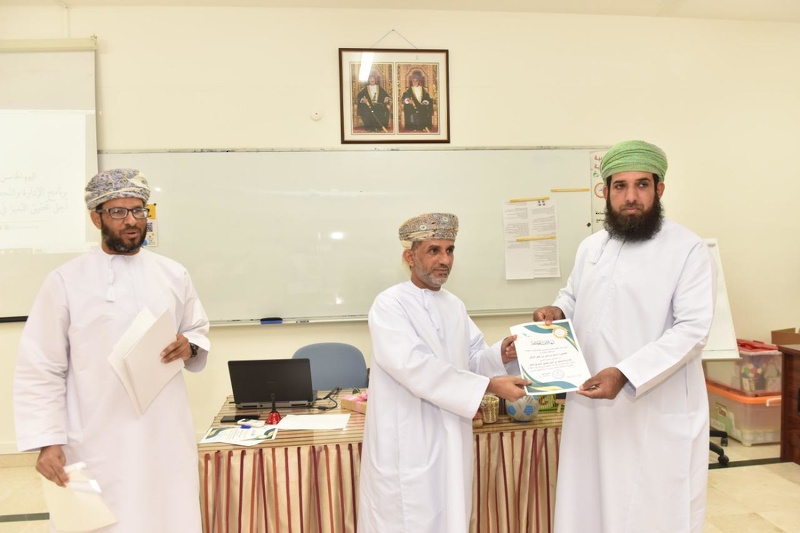 اختتام البرنامج التدريبي عن الإدارة والتحفيز لموظفي تعليمية محافظة  الظاهرة