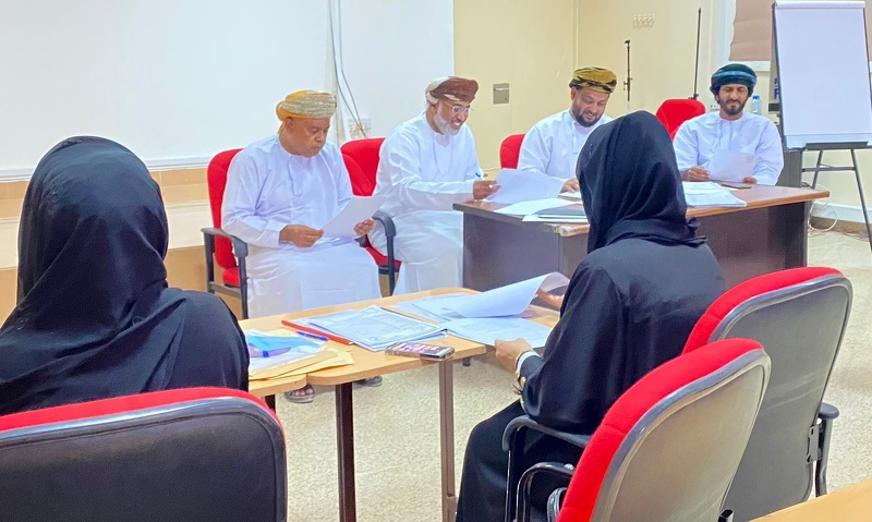 اسدال الستار عن جائزة الإبداع الأدبي لطلبة المدارس للجمعية العمانية للكتاب والأدباء بتعليمية ظفار