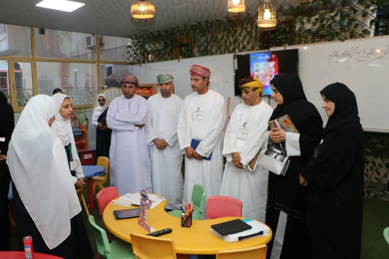 لجنة تقييم جائزة السلطان قابوس للتنمية المستدامة تواصل زيارتها لمدارس شمال الباطنة