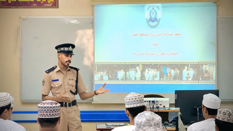 معهد السلامة المرورية يقدم محاضرة بمدرسة ظفار للتعليم الأساسي 