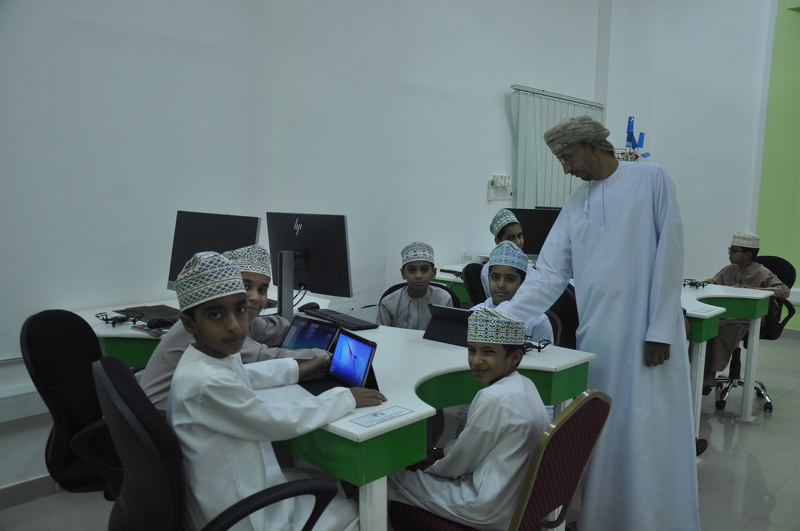 تنظيم أسبوع ومضه ابتكار للطلبة بتعليمية محافظة الظاهرة 