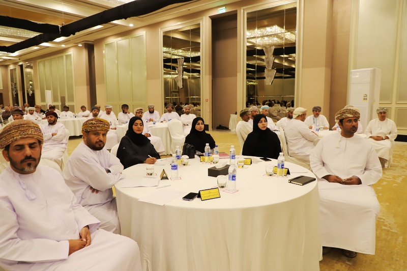 تعليمية ظفار تناقش مستجدات العملية التعليمية مع إدارات المدارس