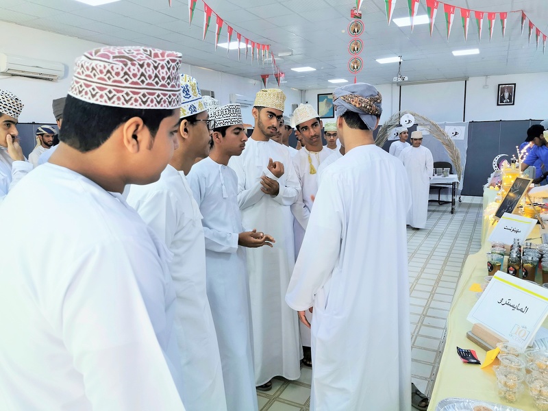 ضمن الاستعداد للأسبوع الوطني زيارة طلاب تعليمية الظاهرة لمعرض ريادة الأعمال بالكلية المهنية بعبري 