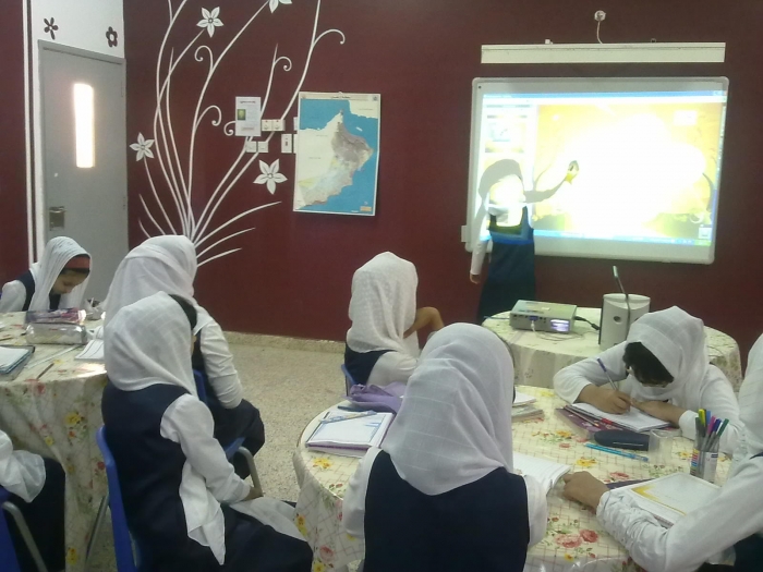 مدرسة أمية بنت قيس للتعليم الأساسي (5-10) بمحافظة شمال الباطنة تحصل على المركز الأول في مسابقة الصف التفاعلي على مستوى الشرق الأوسط