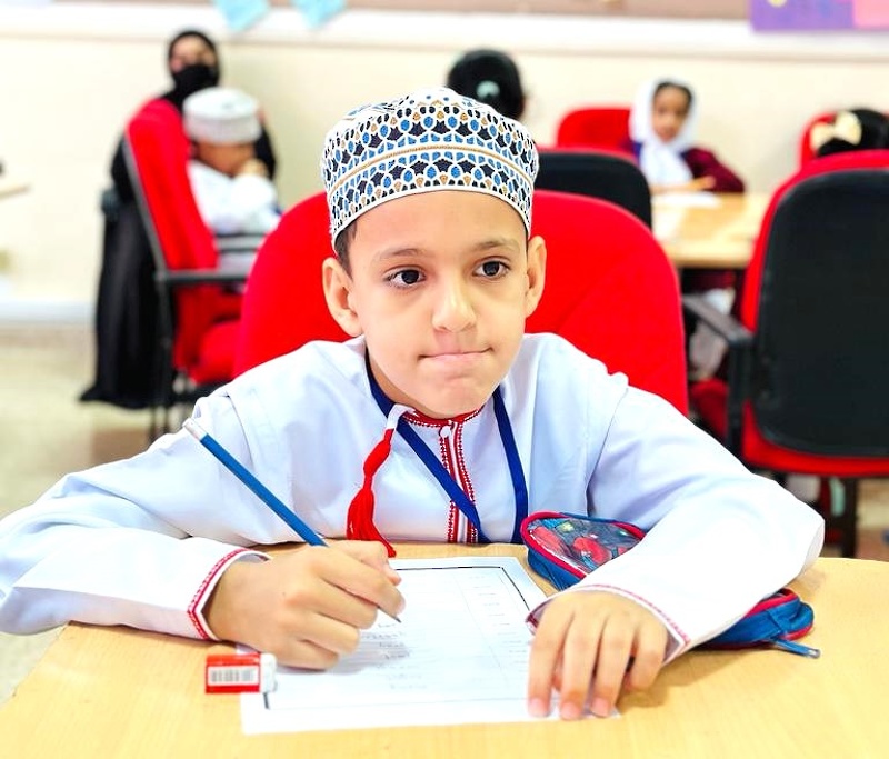 تنفيذ الجولة الختامية لمسابقة الإملاء في اللغة الإنجليزية بمدارس الحلقة الأولى بتعليمية ظفار