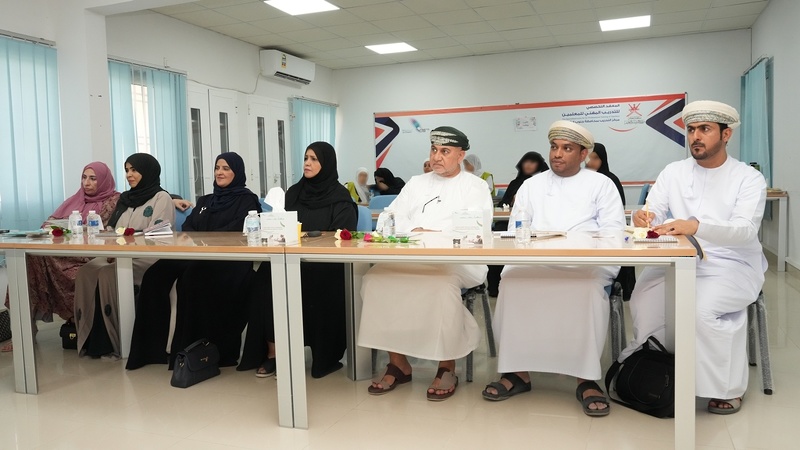 وفد من دائرة المواطنة يزور تعليمية محافظة جنوب الشرقية ويطلع على المشاريع الطلابية