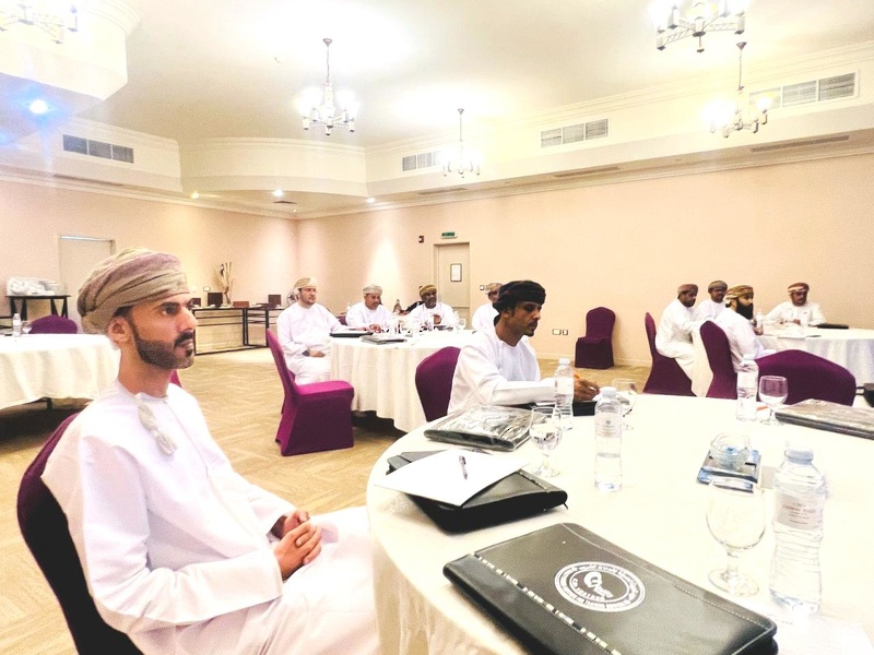 تنفيذ برنامج تدريبي حول الإدارة المالية بتعليمية ظفار