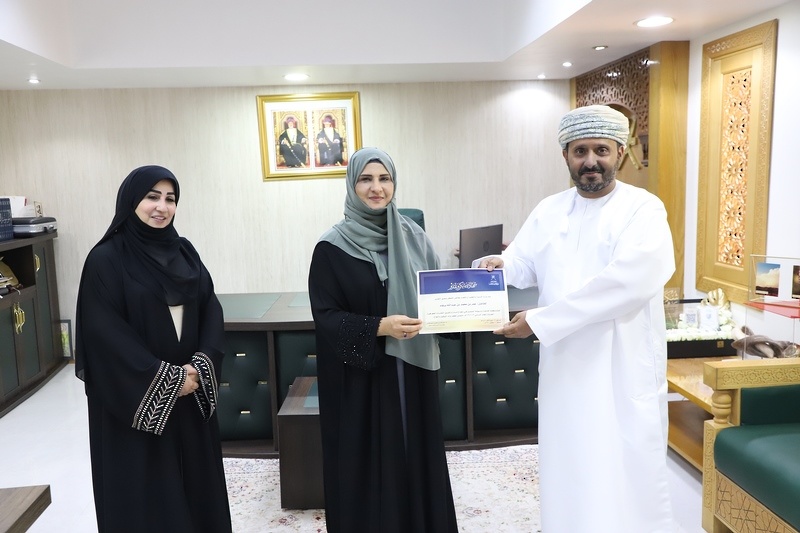 الدكتورة المكلفة بأعمال المدير العام تلتقي بأعضاء لجنة التقنيات الجغرافية الحديثة بمحافظة ظفار.