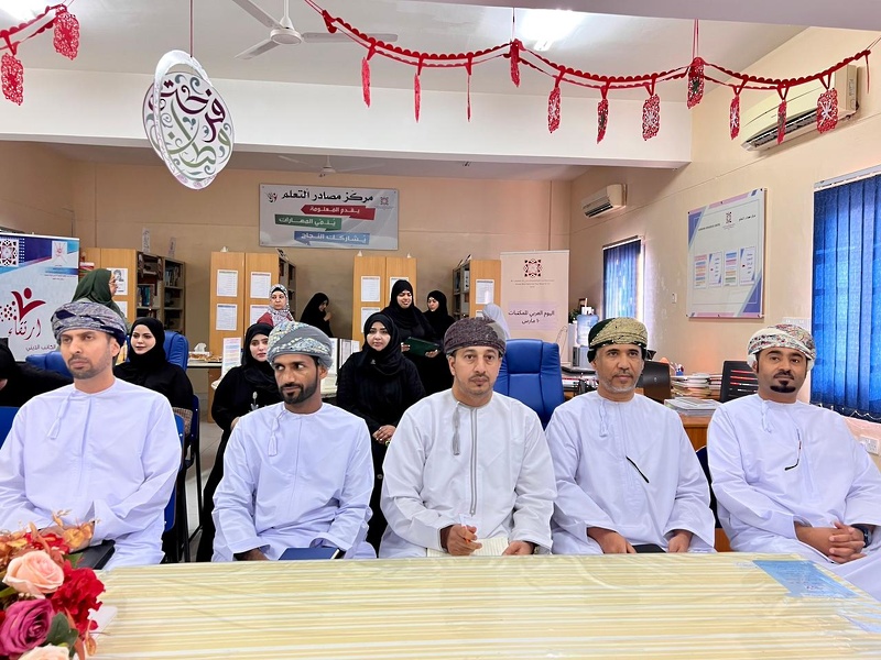 فريق من دائرة  تقنيات التعليم يختتم زيارته لمدارس تعليمية ظفار