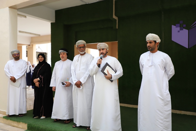 تقييم مشاريع جائزة التميز المدرسي في مدرسة منبع الحكمة بتعليمية ظفار.