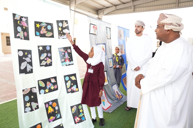 افتتاح المعرض الفني ( حكاية لون ) بمدرسة رياض الشرقية